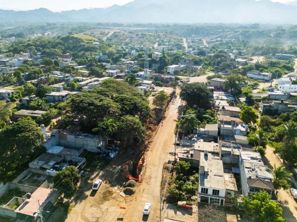 Supervisan obra de ampliacion de drenaje en Las Canadas 01