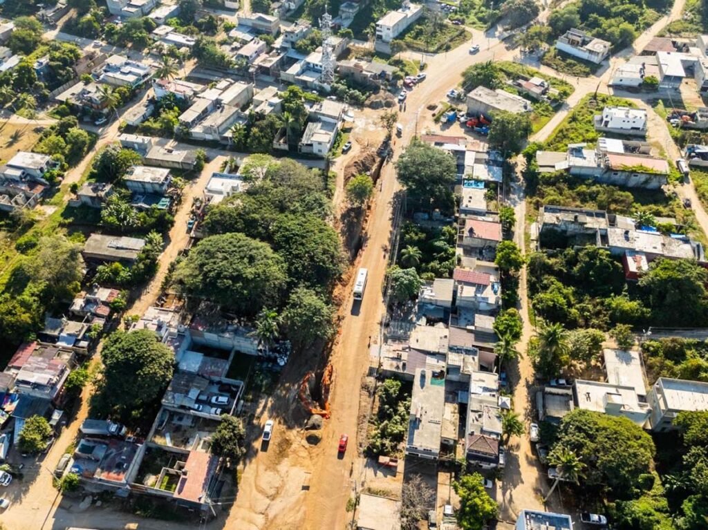 Supervisan obra de ampliacion de drenaje en Las Canadas 02