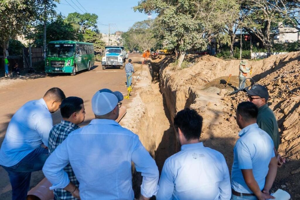 Supervisan obra de ampliacion de drenaje en Las Canadas 04