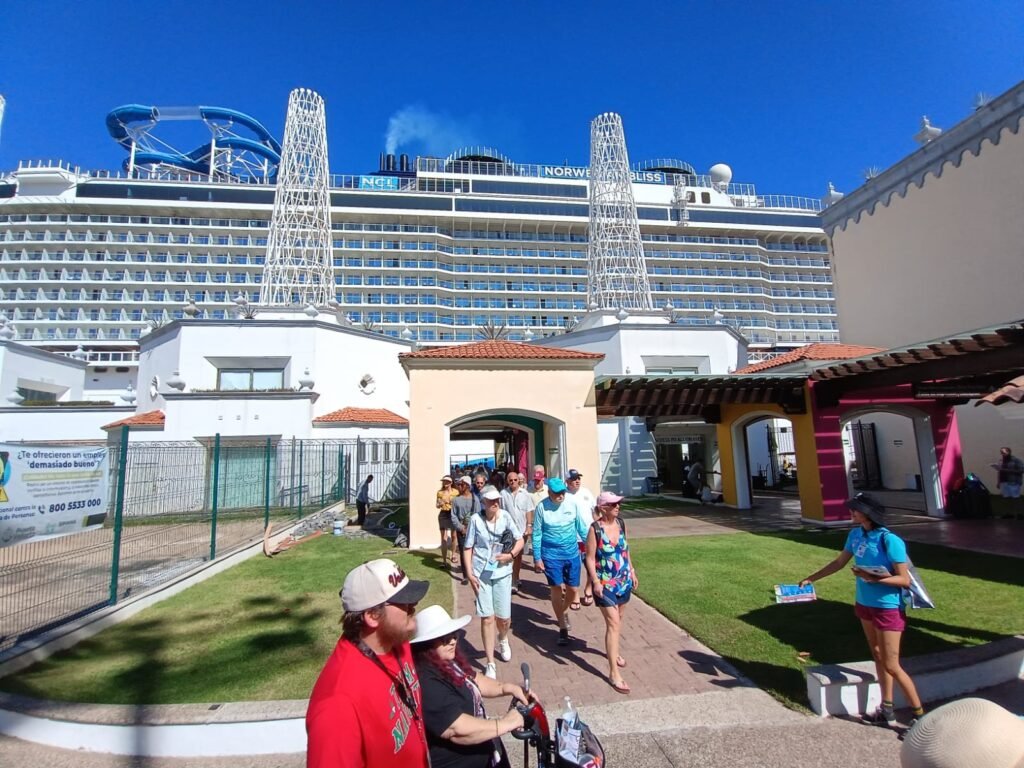 Pasajeros desembarcan de los cruceros en Puerto Vallarta. 