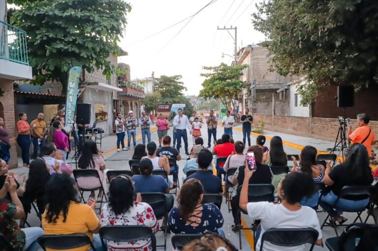 Héctor Santana entrega en tiempo récord la calle Guadalupe Victoria en Bucerías