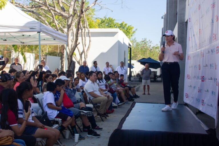 Lorena Ochoa inspira a estudiantes de PEACE Punta de Mita a “Soñar en Grande”