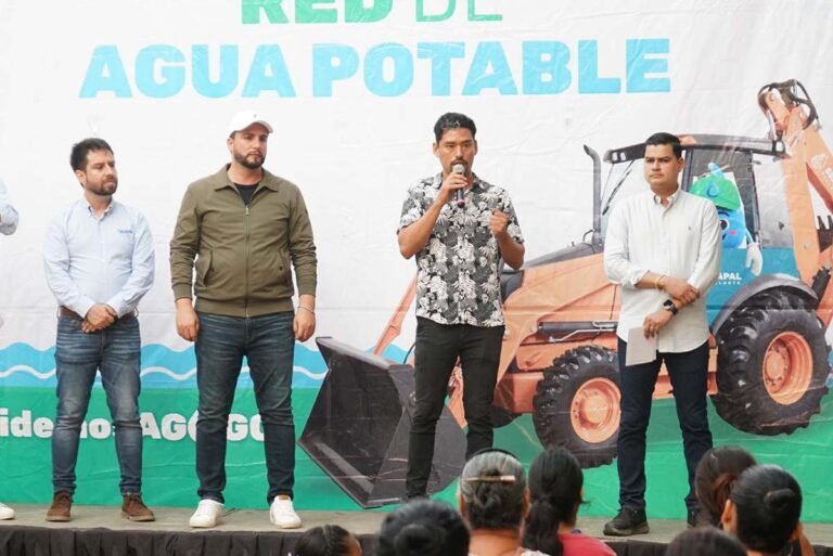 Celebran vecinos la llegada del agua potable a Las Vistas