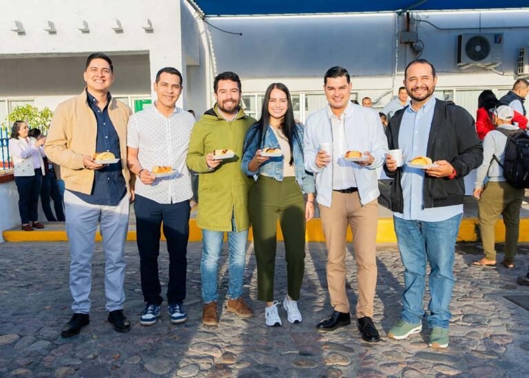 Comparte la Familia SEAPAL la tradicional Rosca de Reyes