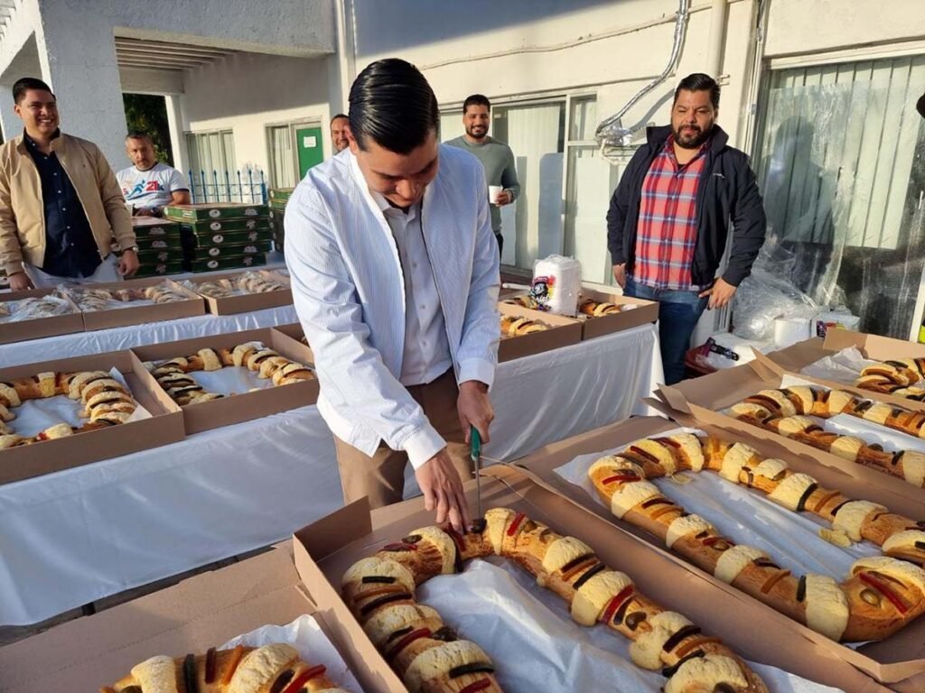 Comparte la Familia SEAPAL la tradicional Rosca de Reyes 02