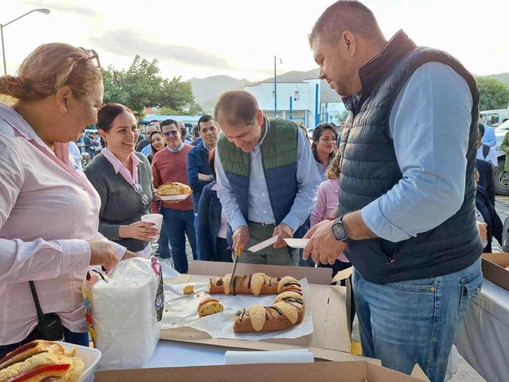 Comparte la Familia SEAPAL la tradicional Rosca de Reyes 05