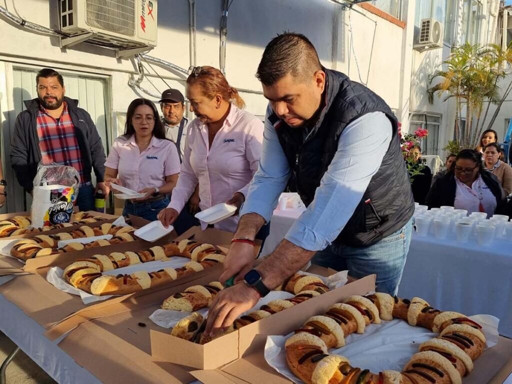 Comparte la Familia SEAPAL la tradicional Rosca de Reyes 08