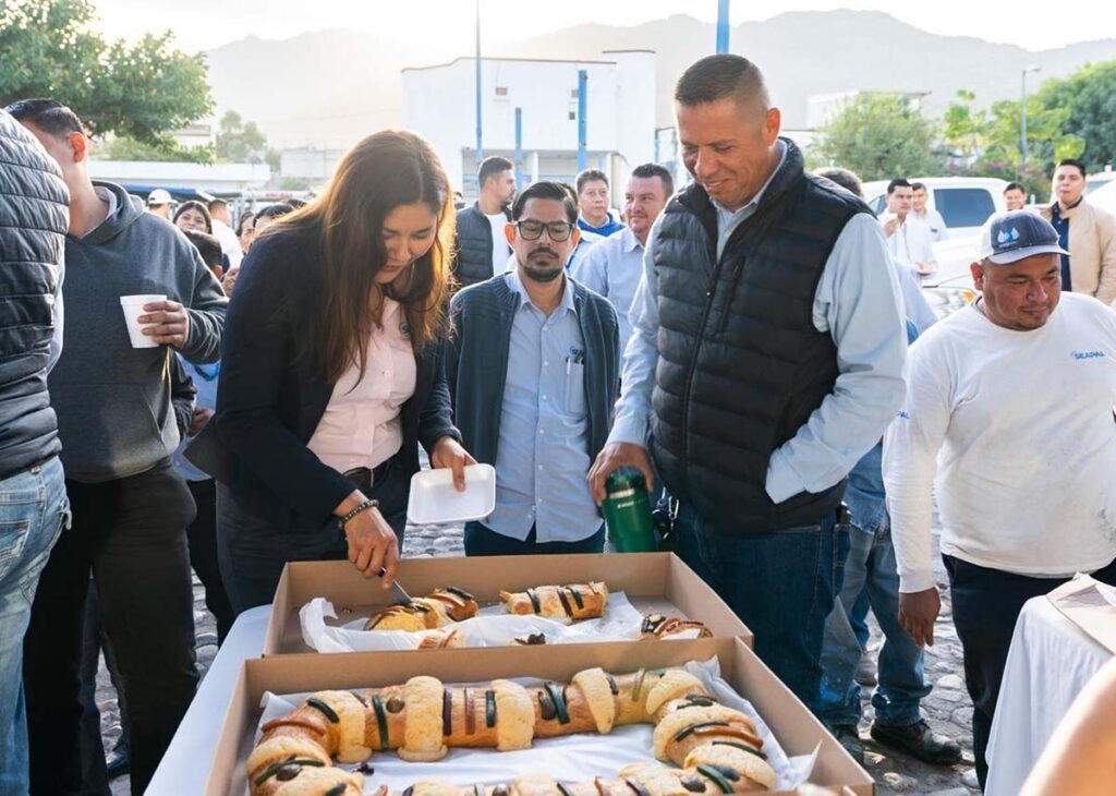 Comparte la Familia SEAPAL la tradicional Rosca de Reyes 09