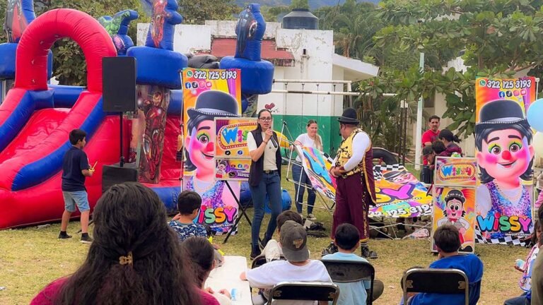 Disfruta infantes albergados de “Festejo de Reyes”