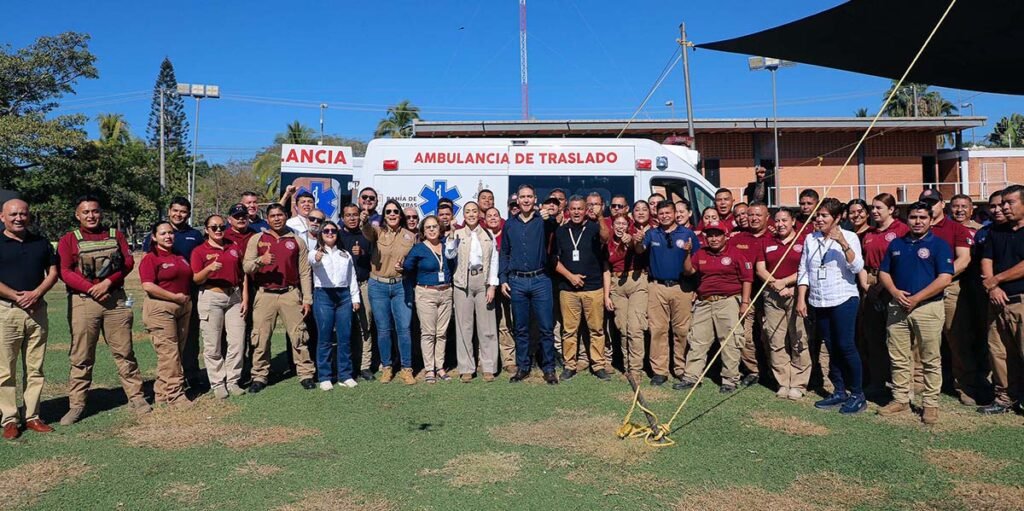 Emergencias mejor atendidas Hector Santana equipa a Proteccion Civil con nueva ambulancia 02