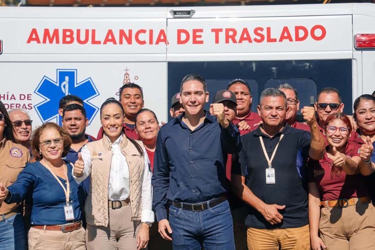 Héctor Santana equipa a Protección Civil con nueva ambulancia