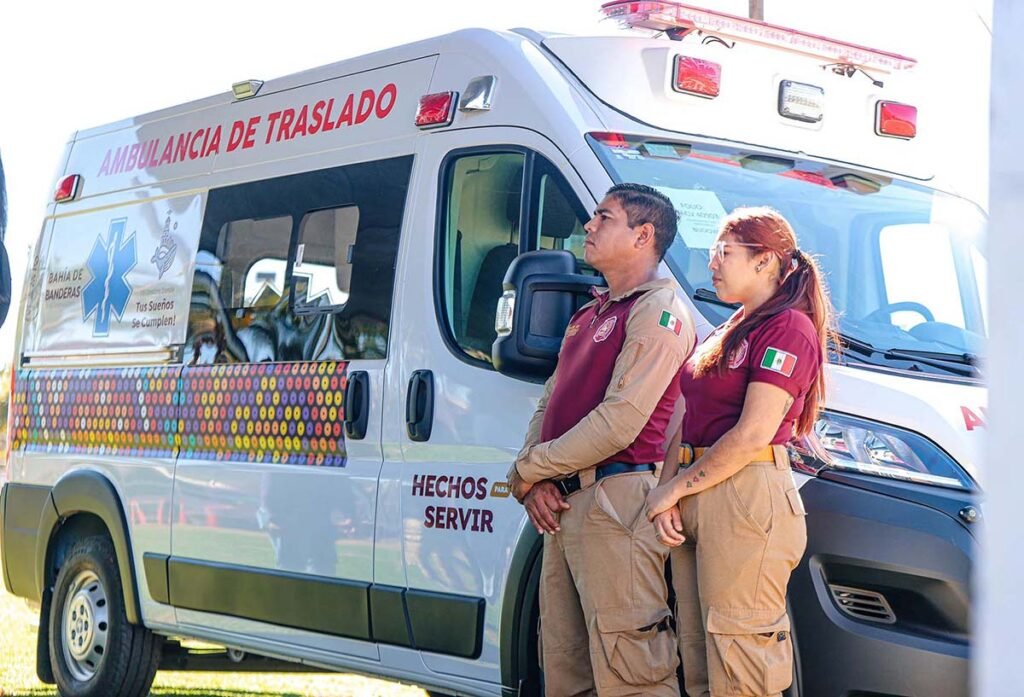 Emergencias mejor atendidas Hector Santana equipa a Proteccion Civil con nueva ambulancia 07