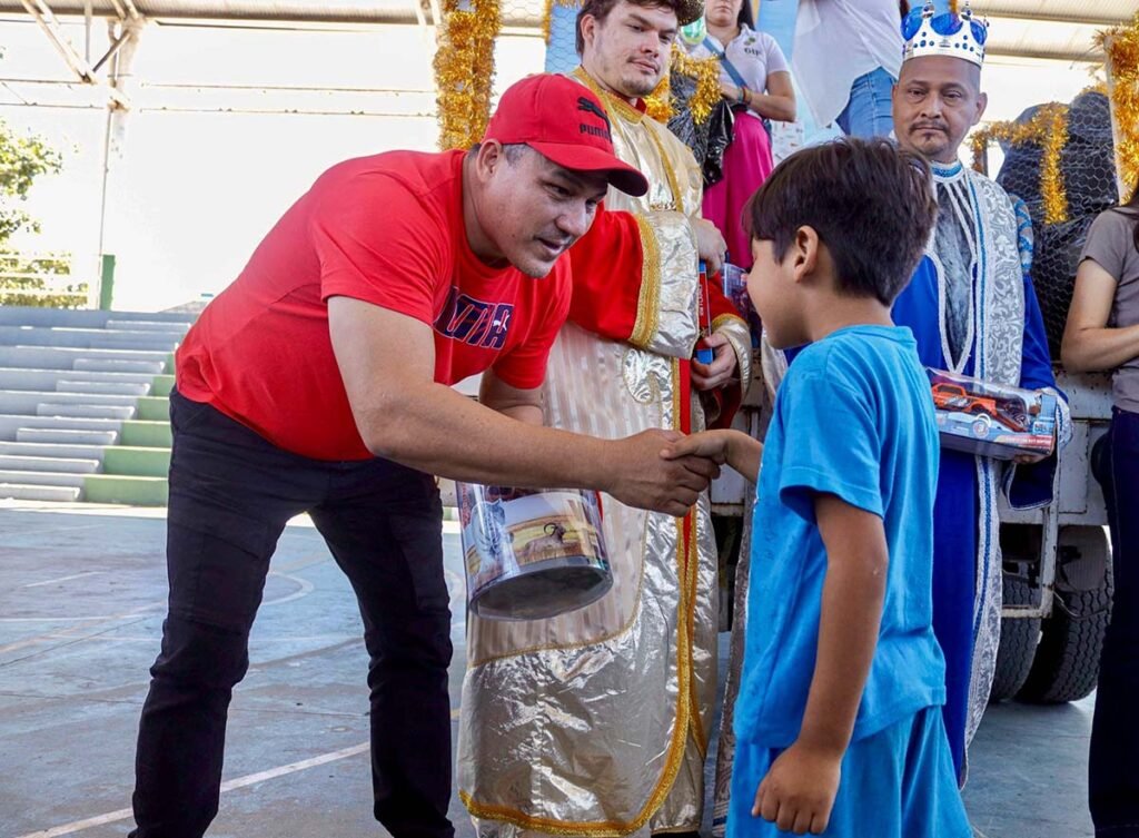 Festeja DIF el dia de reyes a ninos de Ixtapa 03