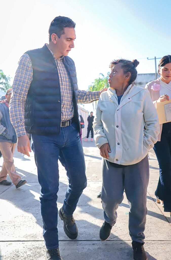 Hasta la ultima semana que yo sea presidente cada lunes estare para platicar con los ciudadanos Hector Santana 02