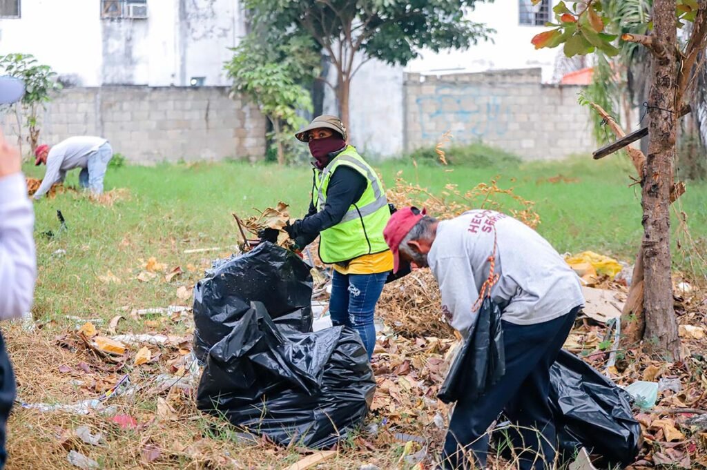 Hector Santana cumple su promesa Mas de 120 trabajadores limpian Jardines del Sol 02