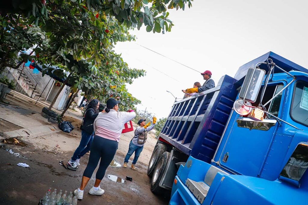 Hector Santana cumple su promesa Mas de 120 trabajadores limpian Jardines del Sol 03