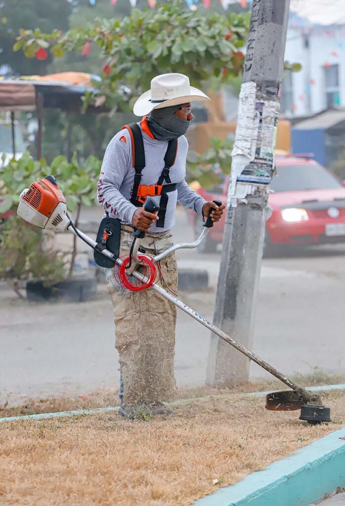 Hector Santana cumple su promesa Mas de 120 trabajadores limpian Jardines del Sol 04