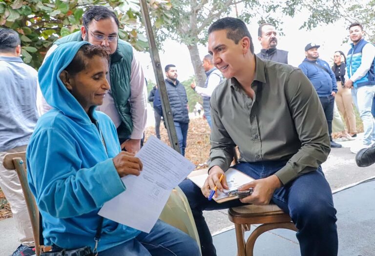 Héctor Santana escucha a vecinos de Palma Real y anuncia rehabilitación de su cancha deportiva