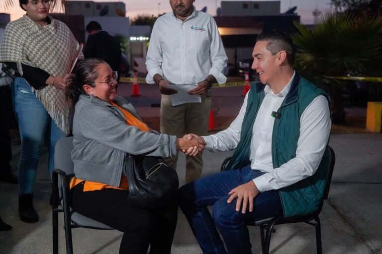 Héctor Santana escucha de cerca a los vecinos de Altavela en Audiencia Ciudadana