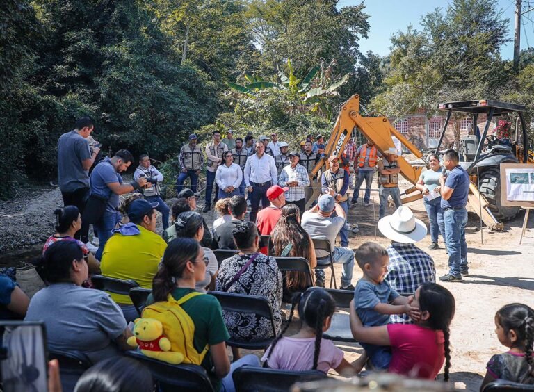 Héctor Santana inicia a la construcción de un puente en Fortuna de Vallejo