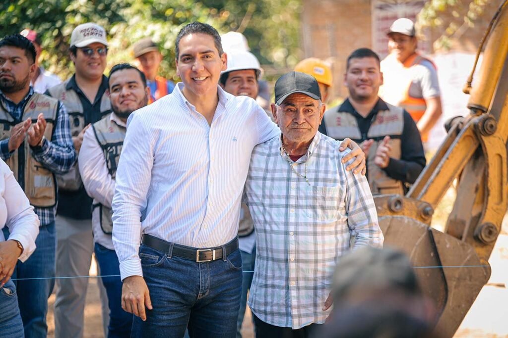 Hector Santana inicia a la construccion de un puente en Fortuna de Vallejo 05