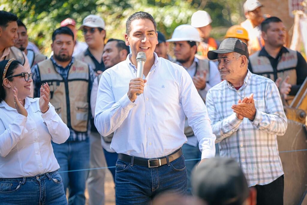 Hector Santana inicia a la construccion de un puente en Fortuna de Vallejo 07