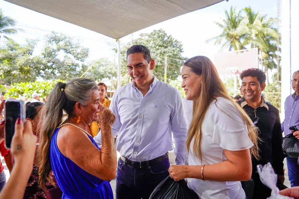 Hector Santana lleva apoyos alimentarios a Santa Rosa Tapachula y refuerza su compromiso con las familias 04