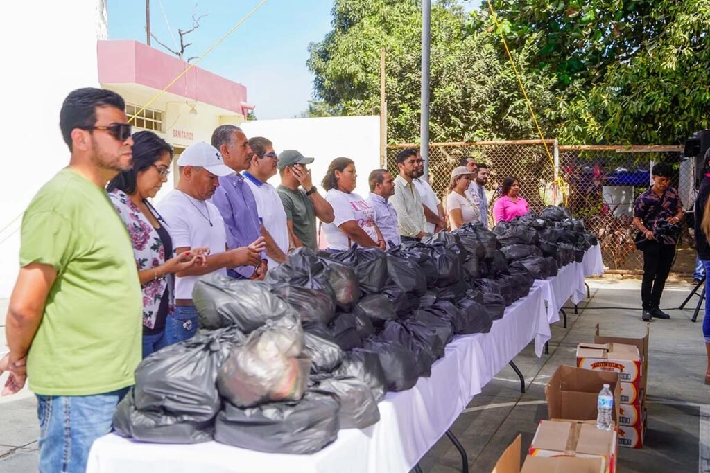 Hector Santana lleva apoyos alimentarios a Santa Rosa Tapachula y refuerza su compromiso con las familias 06