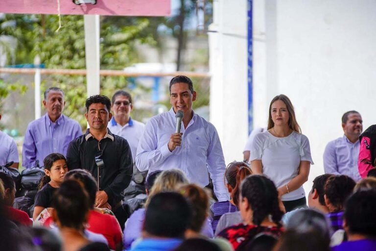 Héctor Santana lleva apoyos alimentarios a Santa Rosa Tapachula
