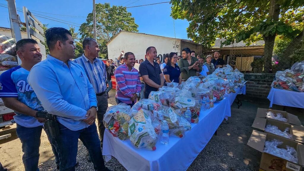 Hector Santana reafirma su compromiso con Jarretaderas y entrega apoyo alimentario a las familias 01