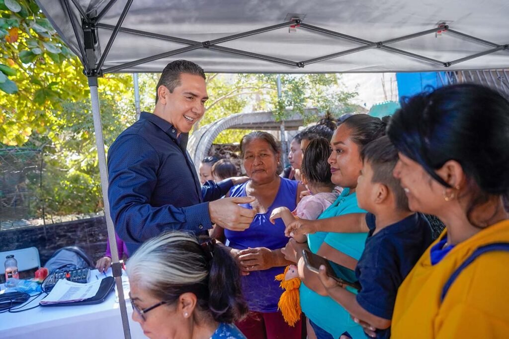 Hector Santana reafirma su compromiso con Jarretaderas y entrega apoyo alimentario a las familias 04