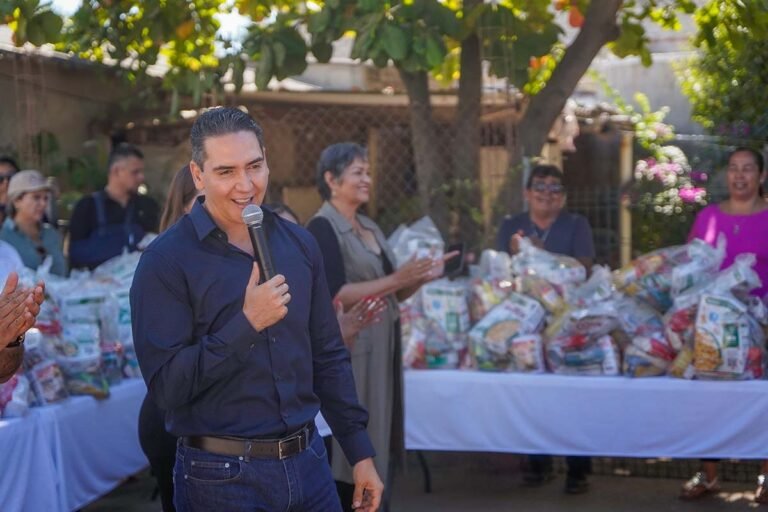 Héctor Santana reafirma su compromiso con Jarretaderas y entrega apoyo alimentario a las familias