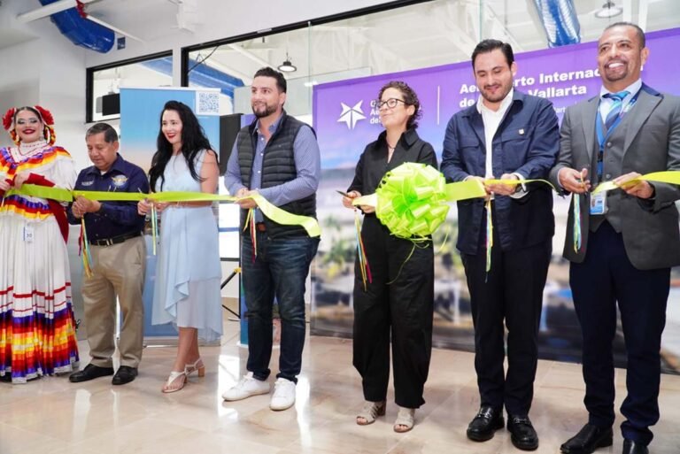Recibe Munguía el vuelo inaugural Nueva York-Puerto Vallarta