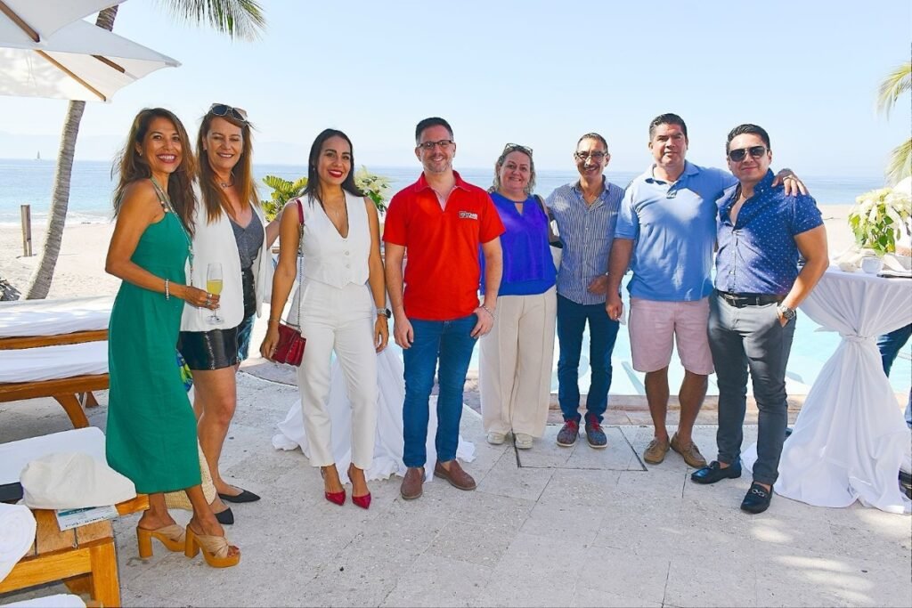 Agentes inmobiliarios reunidos en Táu  Beach Club.