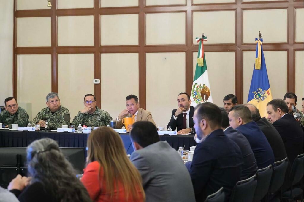 El Gobernador del Estado Pablo Lemus preside sesion de la Comision Ejecutiva del Consejo Estatal de Seguridad con autoridades municipales del AMG 02