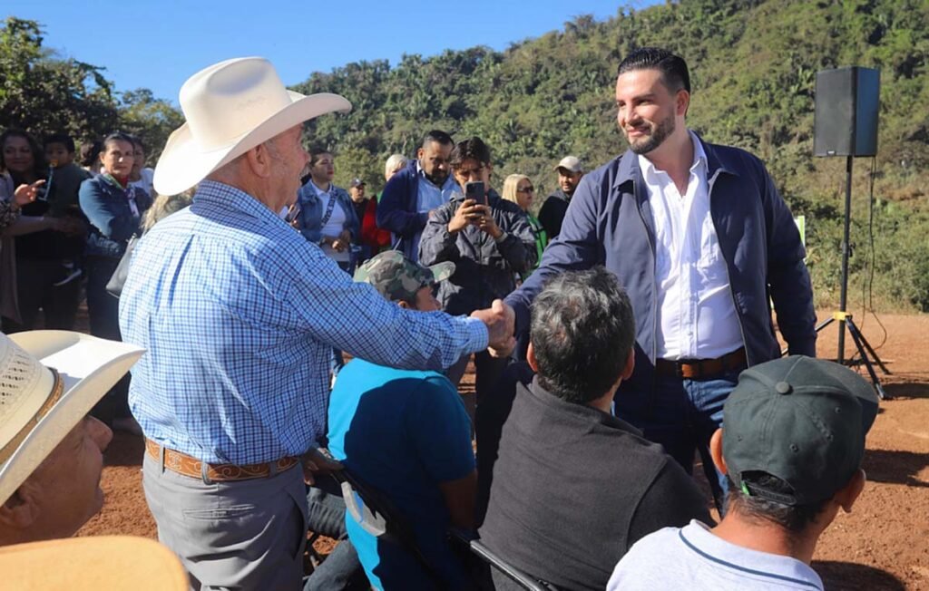 El Jorullo esta de fiesta gracias a las obras de Munguia Ejidatarios 06