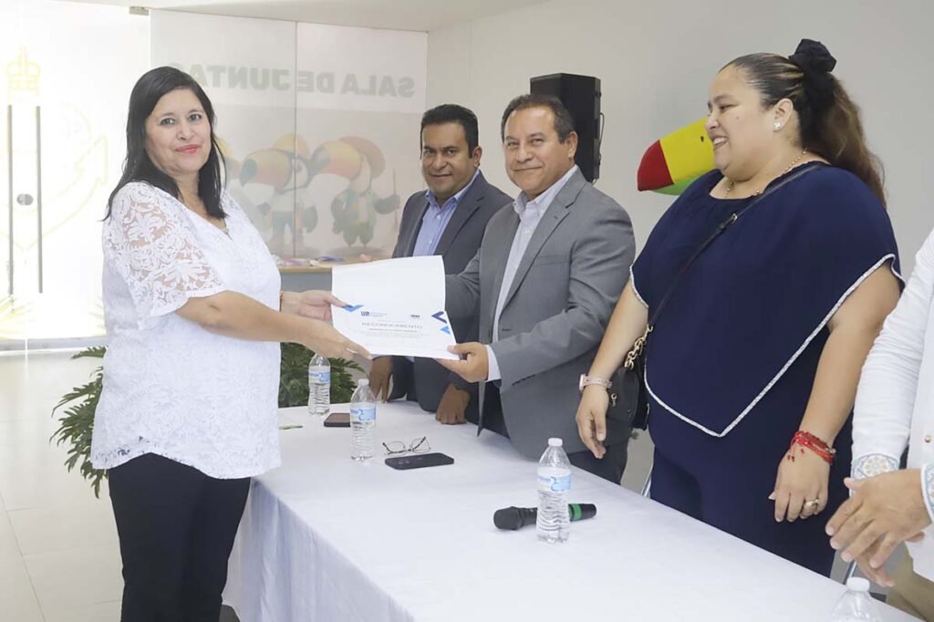 Gobierno de Luis Munguia apoya la formacion de docentes de Vallarta 04