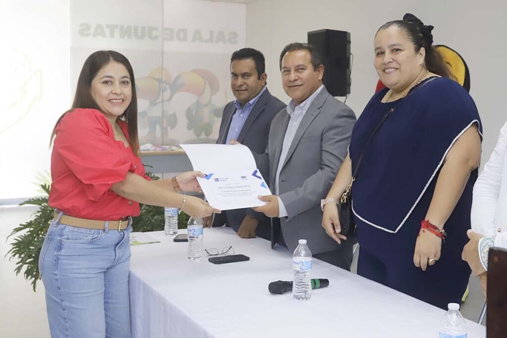 Gobierno de Luis Munguia apoya la formacion de docentes de Vallarta 07