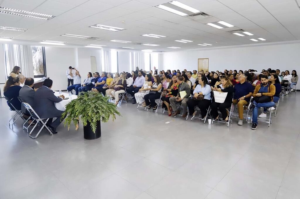 Gobierno de Luis Munguia apoya la formacion de docentes de Vallarta 12