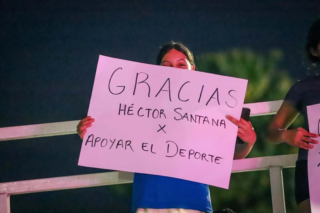 Hector Santana cumple mas deporte obras y apoyo a la gente en Bahia de Banderas 01