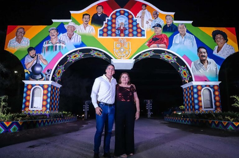 Héctor Santana devela mural histórico en el Arco de Ingreso a Valle de Banderas