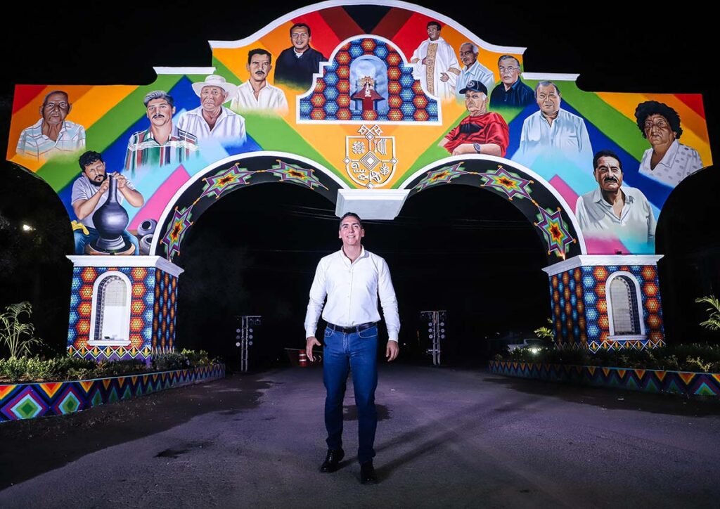 Hector Santana devela mural historico en el Arco de Ingreso a Valle de Banderas 05