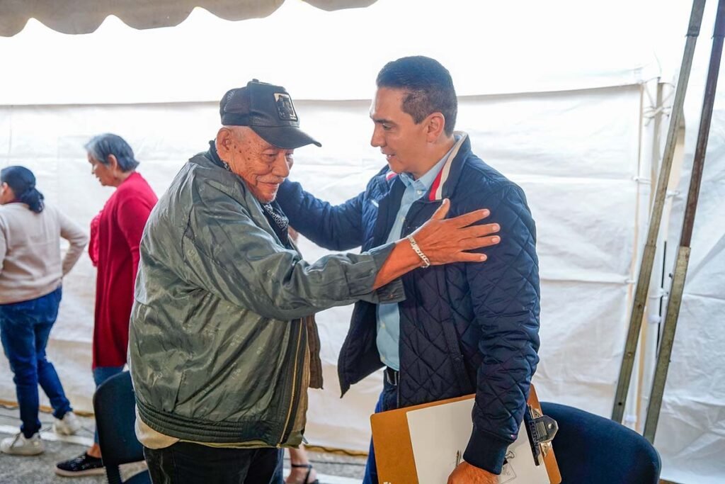 Hector Santana escucha y resuelve Audiencia Ciudadana en Infonavit San Jose del Valle 02