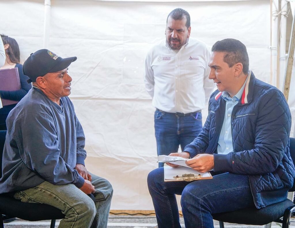 Hector Santana escucha y resuelve Audiencia Ciudadana en Infonavit San Jose del Valle 04