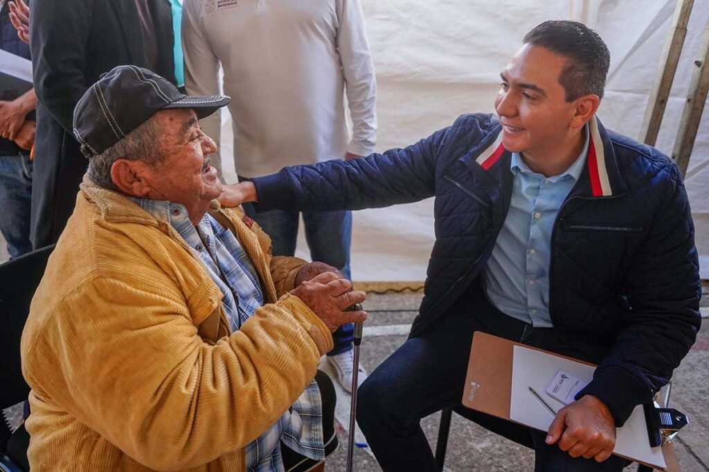 Hector Santana escucha y resuelve Audiencia Ciudadana en Infonavit San Jose del Valle 09