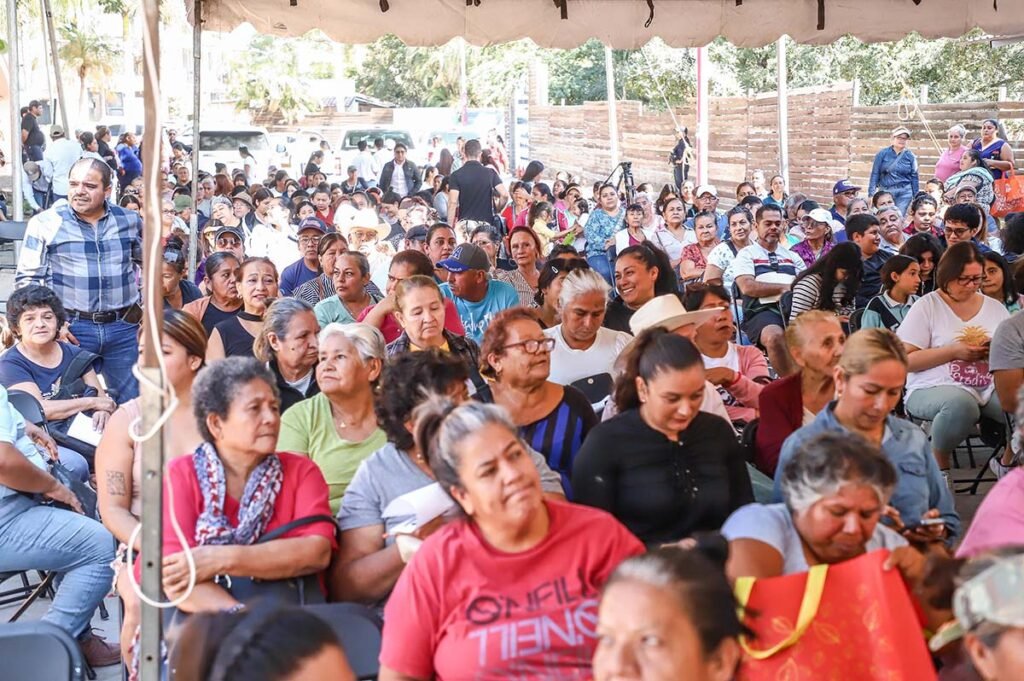 Hector Santana y Margui Zuniga acompanan a Beatriz Estrada en la entrega de apoyos en La Cruz de Huanacaxtle 02