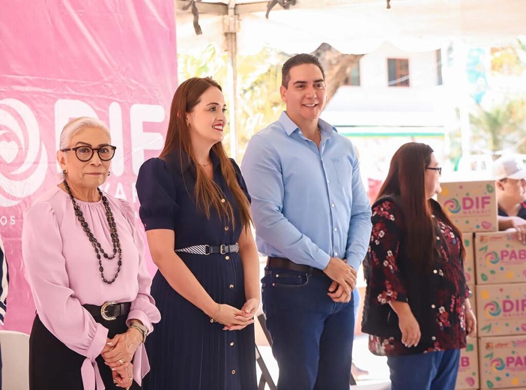 Hector Santana y Margui Zuniga acompanan a Beatriz Estrada en la entrega de apoyos en La Cruz de Huanacaxtle 03