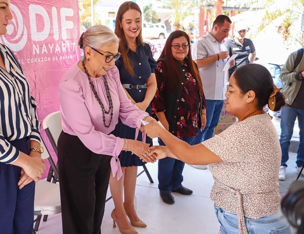 Hector Santana y Margui Zuniga acompanan a Beatriz Estrada en la entrega de apoyos en La Cruz de Huanacaxtle 05