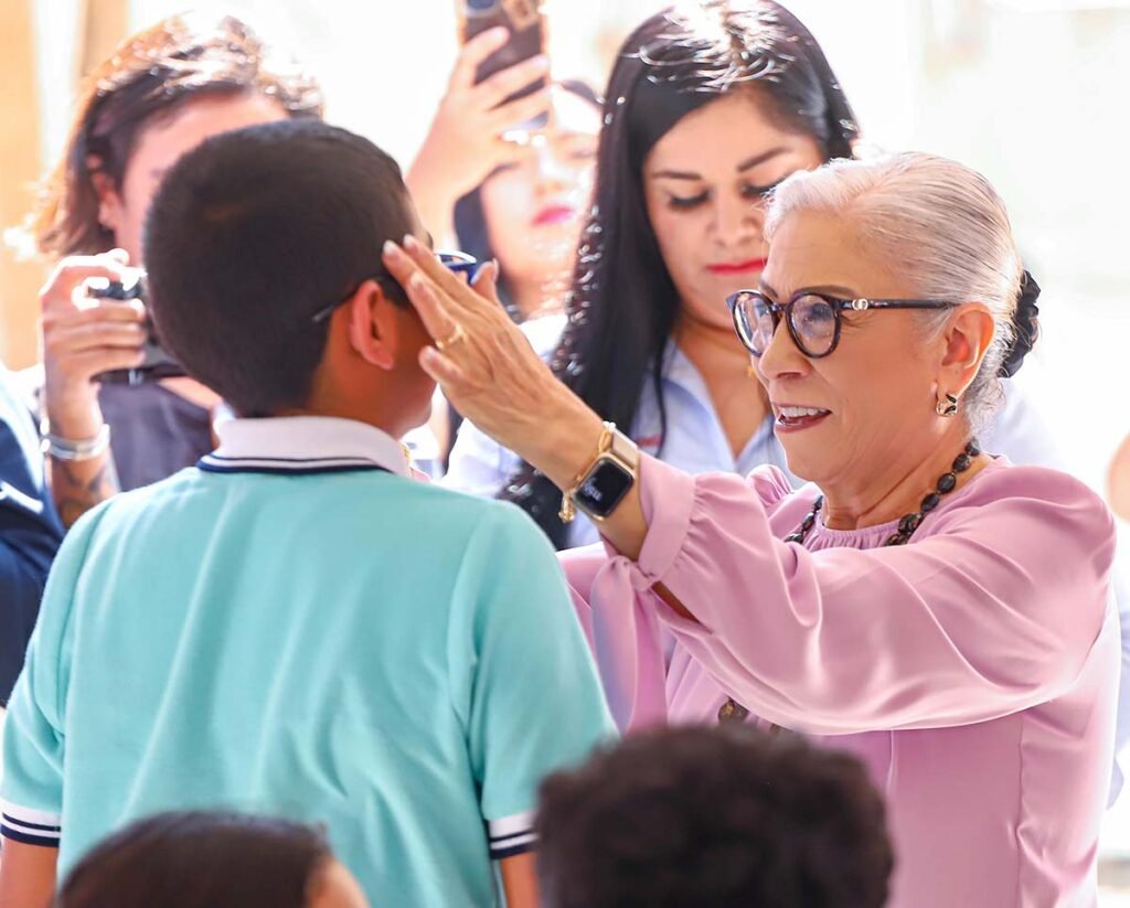 Hector Santana y Margui Zuniga acompanan a Beatriz Estrada en la entrega de apoyos en La Cruz de Huanacaxtle 07