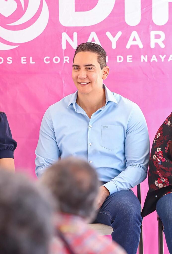 Hector Santana y Margui Zuniga acompanan a Beatriz Estrada en la entrega de apoyos en La Cruz de Huanacaxtle 08